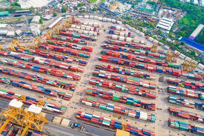 集裝箱船在進(jìn)出口與商業(yè)物流中的關(guān)鍵作用 從起重機(jī)俯視到海港鳥(niǎo)瞰的貿(mào)易全景